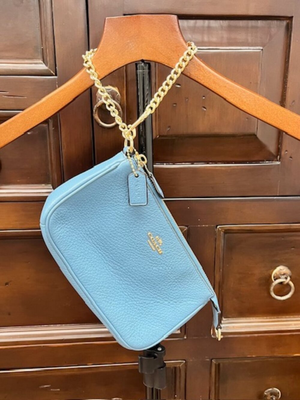 COACH wristlet converts to shoulder strap - Picture 2 of 5